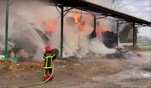 Un impressionnant feu de hangar à Doudeauville