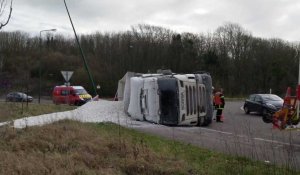 Un poids lourd fait une sortie de route au niveau du rond point des Oies ce lundi