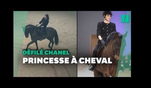 Chez Chanel, Charlotte Casiraghi défile à cheval sur le podium