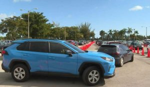 Covid: en Floride, longues files de voitures devant un centre de test
