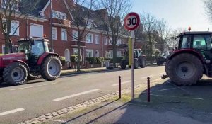Manifestation des agriculteurs: une quarantaine de tracteurs cerne la sous-préfecture de Calais