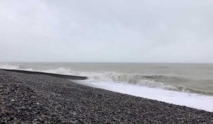 Coup de vent sur le littoral : véliplanchistes au Crotoy, fortes vagues à Cayeux-sur-Mer