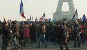 Covid-19: les opposants au pass vaccinal rassemblés au Trocadéro à Paris