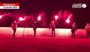 VIDÉO. À Plougasnou, le Nouvel an célébré par 22 feux à main au Diben