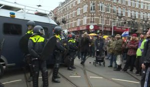 Amsterdam: des manifestants protestent les restrictions sanitaire malgré l'interdiction