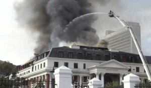 Afrique du Sud: l'incendie dévastateur au Parlement reprend après une accalmie