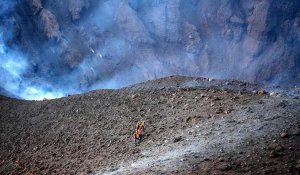 Volcan de La Palma : premières images du cratère où des gaz toxiques continuent de s'échapper