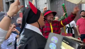 Ambiance de ducasse au café No Maison à Mons pour le baptême  de la caisse à  savon dragon du Doudou. Vidéo  Eric  Ghislain