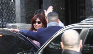 La vice-présidente argentine Kirchner quitte sa résidence après l'attentat