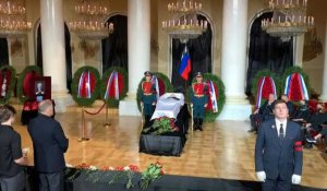 Des personnes rendent hommage à Mikhaïl Gorbatchev lors de ses funérailles à Moscou