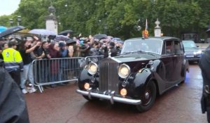 Charles III arrive au palais de Buckingham après sa visite en Irlande du Nord