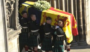 Le cercueil de la reine quitte la cathédrale d'Edimbourg avant de s'envoler pour Londres