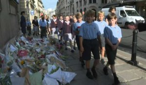 A l'ambassade britannique à Paris, les élèves de la British school rendent hommage à Elisabeth II