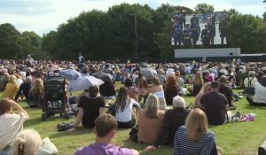 A Hyde Park, sur des écrans, les personnes regardent le cercueil d'Elizabeth II quitter Buckingham