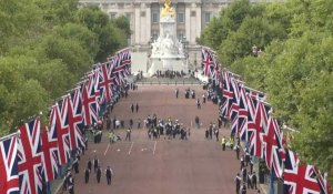 Images autour de Buckingham Palace alors que la foule attend la procession du cercueil de la reine