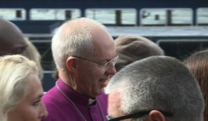 L'archevêque de Canterbury salue les personnes qui font la queue pour voir le cercueil de la reine