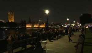 A Londres, des personnes font la queue, de nuit, pour rendre un dernier hommage à Elizabeth II
