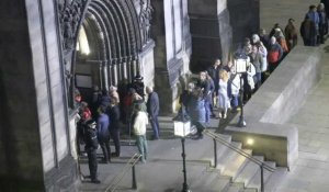 A Edimbourg, des personnes font la queue pour se recueillir devant le cercueil de la reine