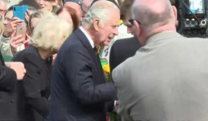 Le roi Charles III salue la foule devant le château de Hillsborough en Ireland du Nord