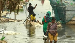 Inde: les travailleurs migrants forcés d'évacuer face aux inondations à Bangalore