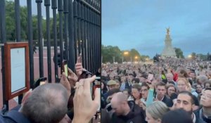 Mort d'Elizabeth II: une foule devant Buckingham Palace pour voir l'avis officiel