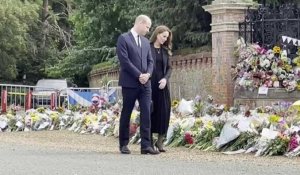Le prince William se recueille à Sandringham devant des fleurs déposées en hommage à Elizabeth II