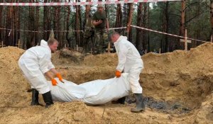 Izioum : l'armée exhume une fosse commune de soldats ukrainiens