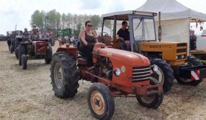 Défilé de tracteurs anciens à la fête de l'agriculture de Bignicourt-sur-Saulx