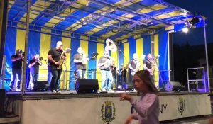 Le Hot street brass band en concert à Chauny
