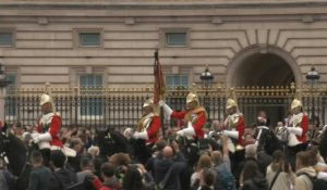 Des membres des King's Life Guards à cheval devant le palais de Buckingham