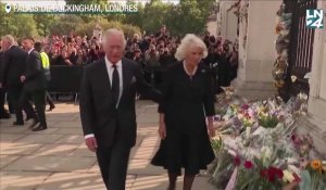 Charles III et Camilla entrent dans le Palais de Buckingham