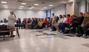 Hénin-Beaumont : Lili Leignel chante à des lycéens un chant appris en déportation