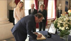 Mort d'Elizabeth II: Hollande signe le registre de condoléances à l'ambassade