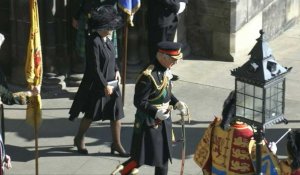 Charles III et la reine consort Camilla quittent la cathédrale après cérémonie à Édimbourg