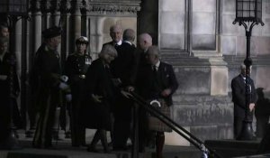 Charles III et la reine Consort quittent la cathédrale Saint-Gilles après une veillée funèbre