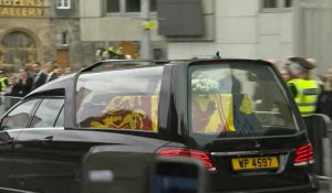 Le cercueil de la reine Elizabeth II arrive à Edimbourg