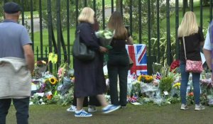 Des personnes déposent des fleurs devant le château de Windsor pour la reine Elizabeth II
