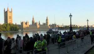 Timelapse : des Britanniques font la queue à Londres pour voir le cercueil de la reine