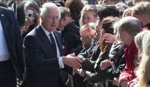 Londres : à South Bank, le roi Charles III et le prince William saluent les personnes dans la queue