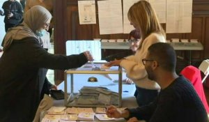 Présidentielle en France: images d'électeurs qui votent à Marseille en début d'après-midi