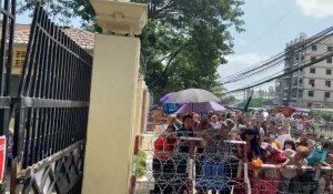 Des Birmans attendent devant une prison la libération de plus de 1.600 prisonniers par la junte