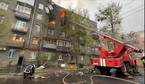 Ukraine: les pompiers tentent d'éteindre un incendie à Kharkiv suite à des frappes russes