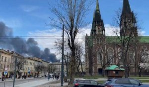 D'épais panaches de fumée dans le ciel à Lviv après des frappes russes
