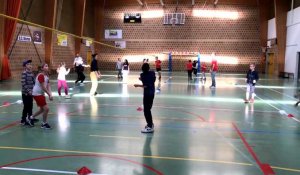 À Bierne, 17 enfants apprennent les règles du volley-ball
