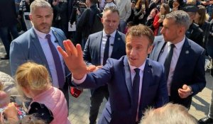Présidentielle: Emmanuel Macron s'offre un bain de foule avant d'aller voter au Touquet