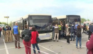 Zaporijjia: les civils arrivent en bus après avoir été évacués de Marioupol