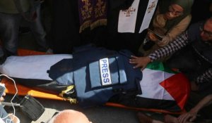 Des personnes pleurent la mort d'une journaliste tuée lors d'affrontements en Cisjordanie