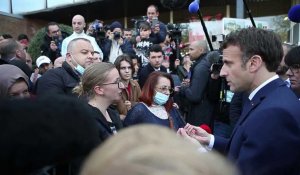 "'Emmerder les non-vaccinés', je l'ai dit de manière affectueuse", assure Emmanuel Macron en visite à Denain