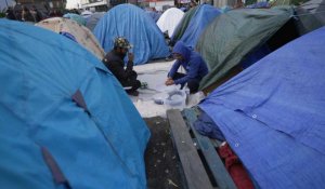 Près de Paris, des dizaines de migrants afghans entassés dans un camp de fortune