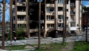 Ukraine: des images de drone montrent un complexe résidentiel endommagé dans la ville d'Irpin